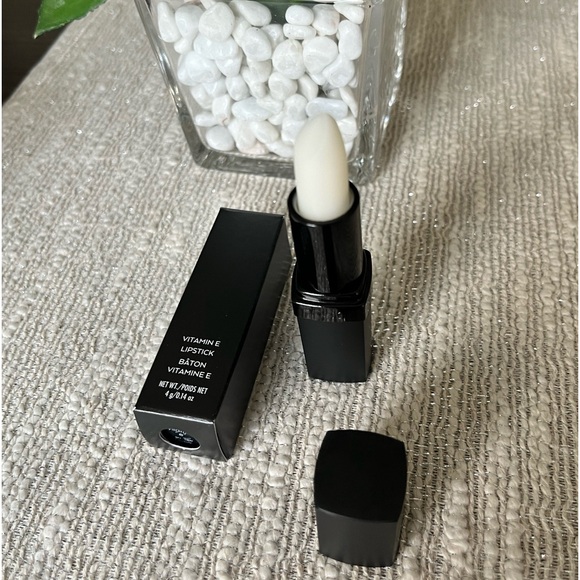 vitamin E lipstick moisturizing
💄 product is Canadian made 🇨🇦 
     Pinnacle - Picture 2 of 5